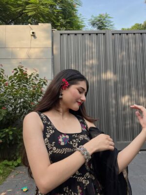 Himani Rawat Instagram - Wearing my feelings 🖤✨