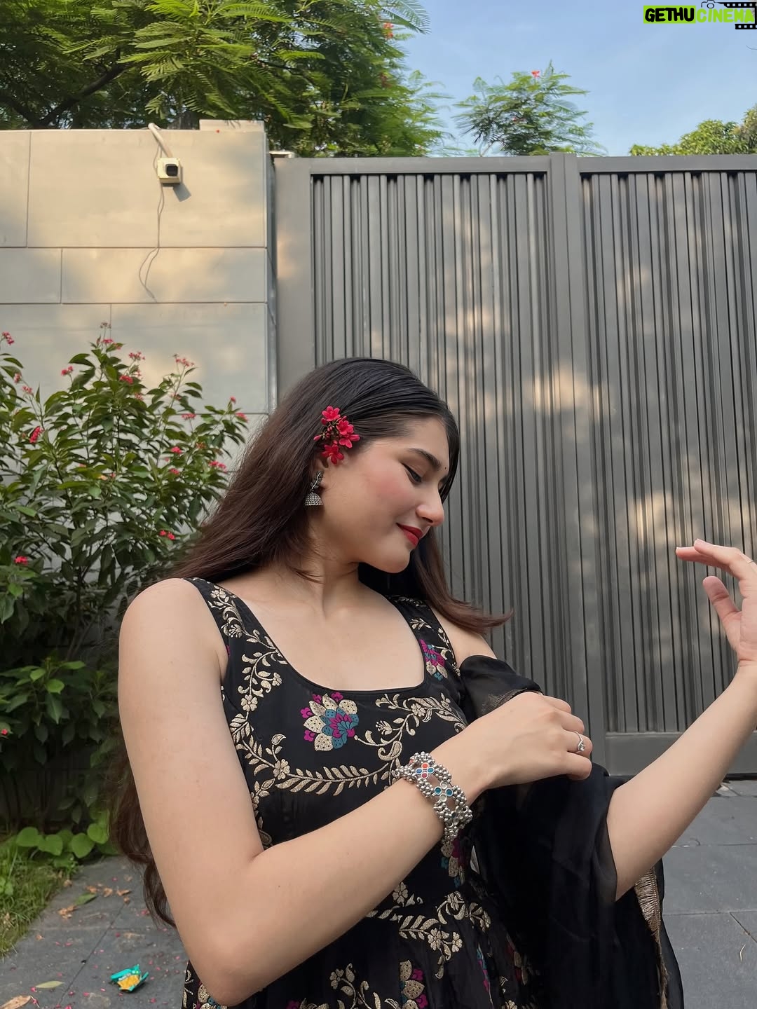 Himani Rawat - 9.3K Likes - Wearing my feelings 🖤✨