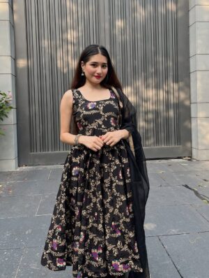 Himani Rawat Instagram - Wearing my feelings 🖤✨