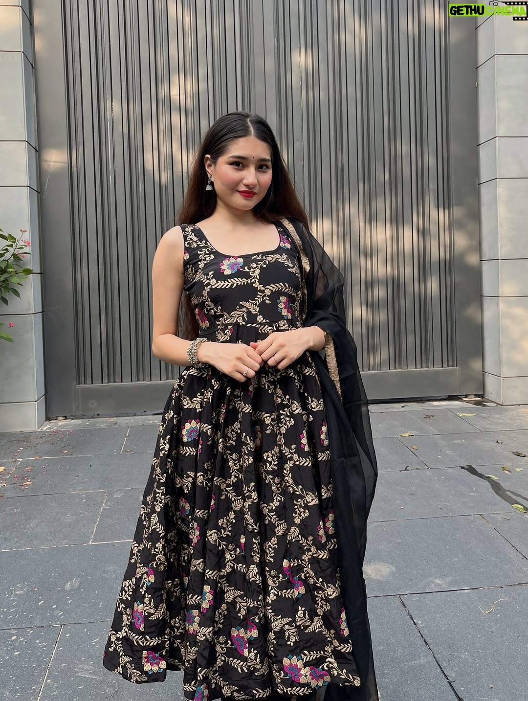 Himani Rawat - 9.3K Likes - Wearing my feelings 🖤✨