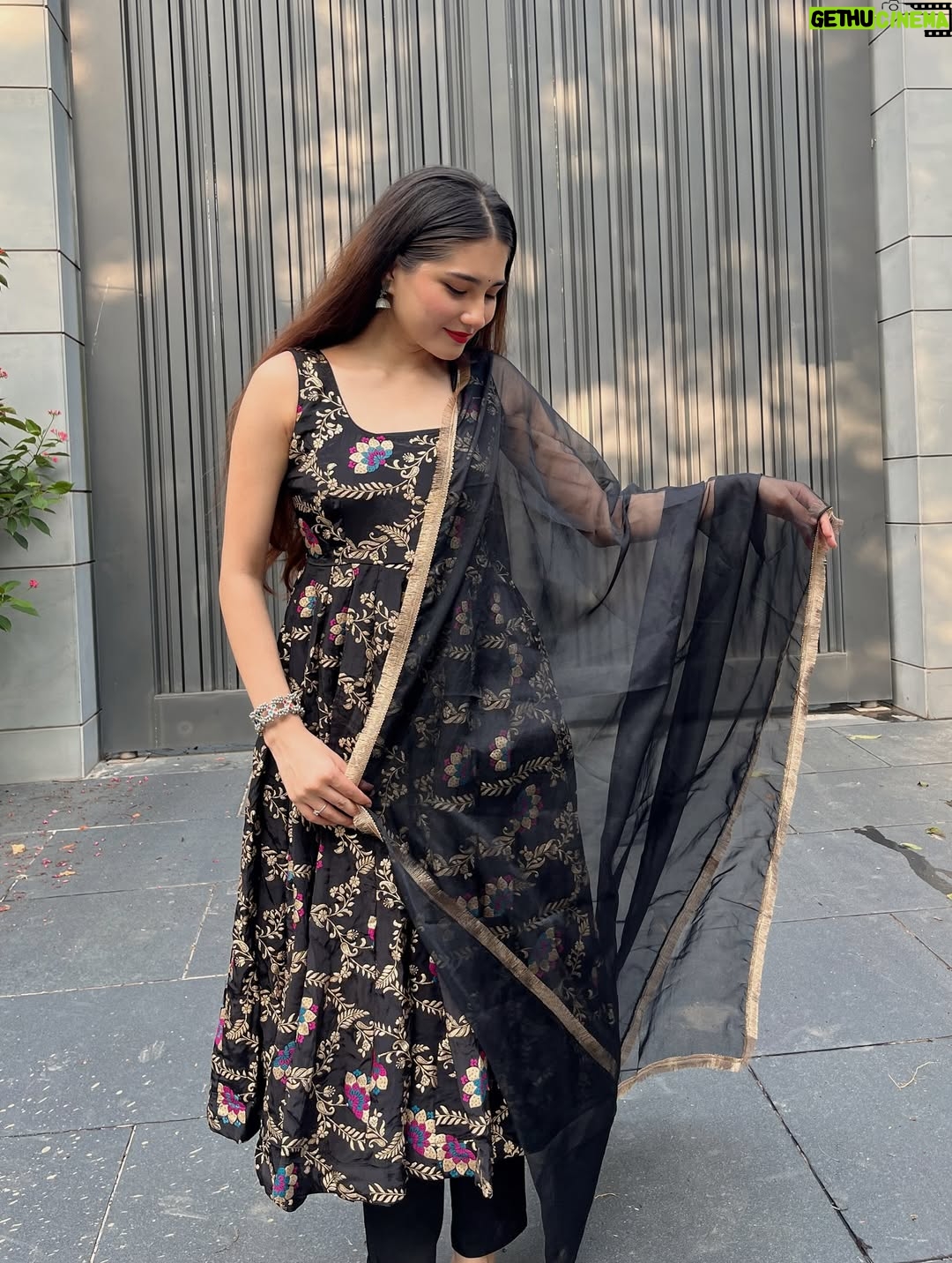 Himani Rawat - 9.3K Likes - Wearing my feelings 🖤✨