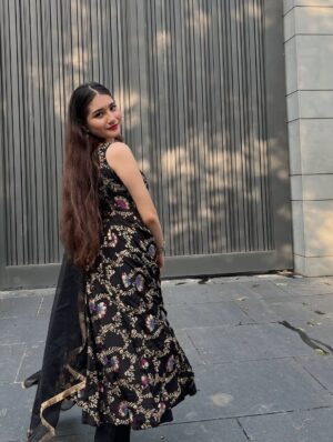 Himani Rawat Instagram - Wearing my feelings 🖤✨