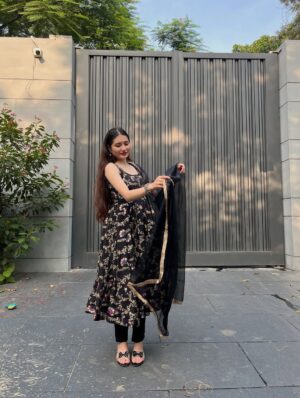 Himani Rawat Instagram - Wearing my feelings 🖤✨