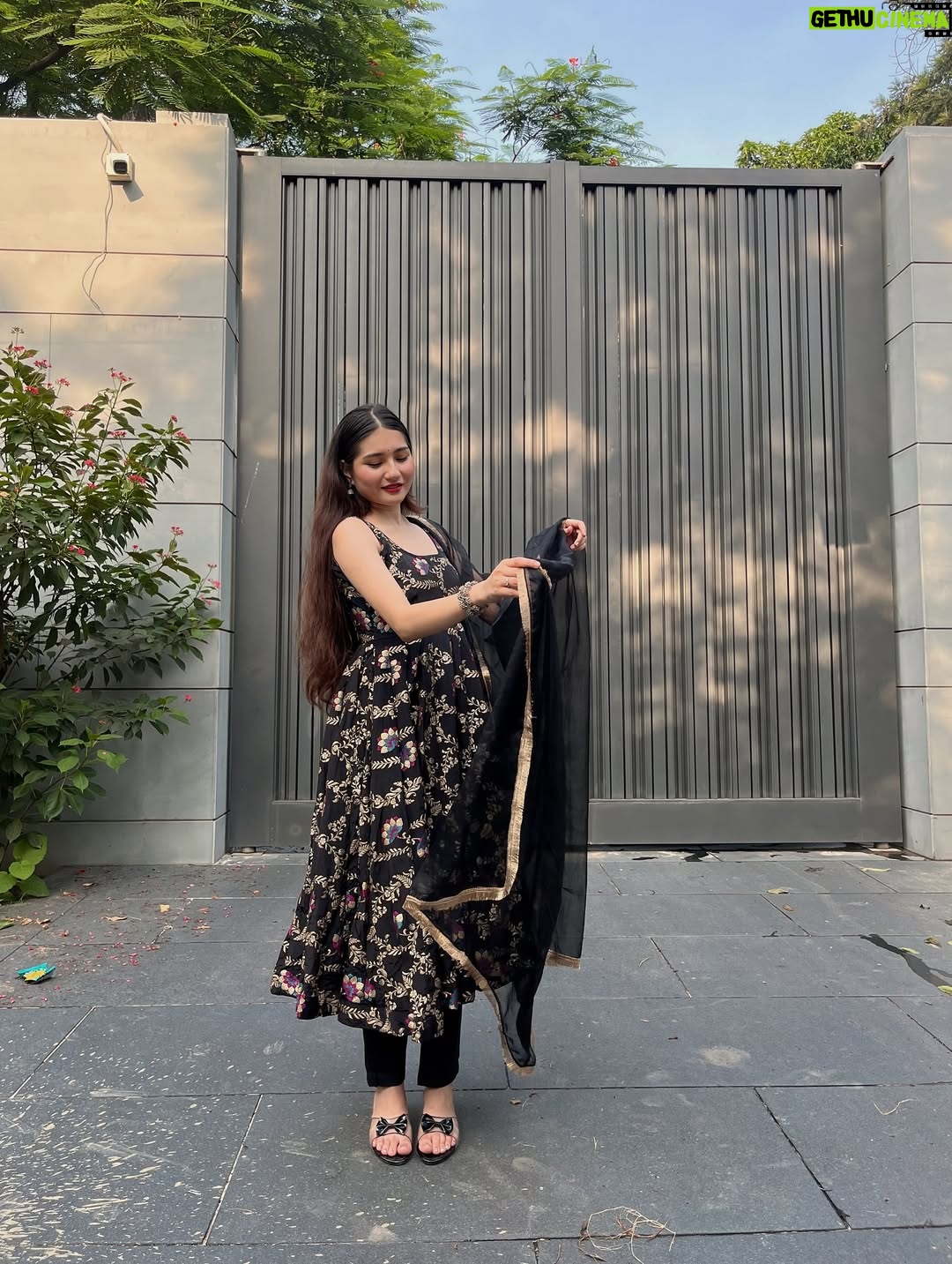 Himani Rawat - 9.3K Likes - Wearing my feelings 🖤✨