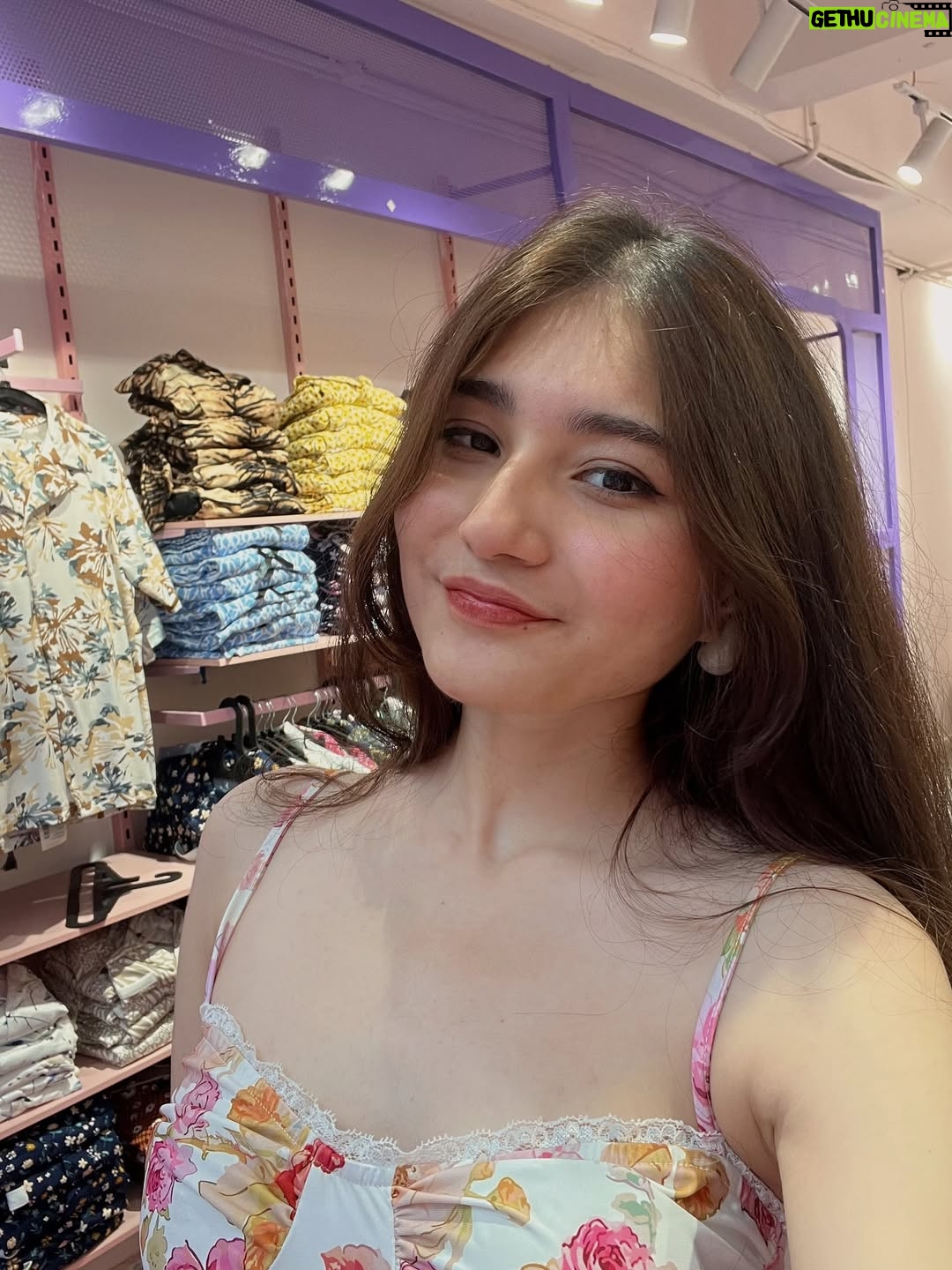 Himani Rawat - 38.2K Likes - Phone said: storage full. Me: time for a dump🥰