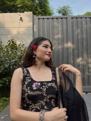 Himani Rawat Instagram - Wearing my feelings 🖤✨