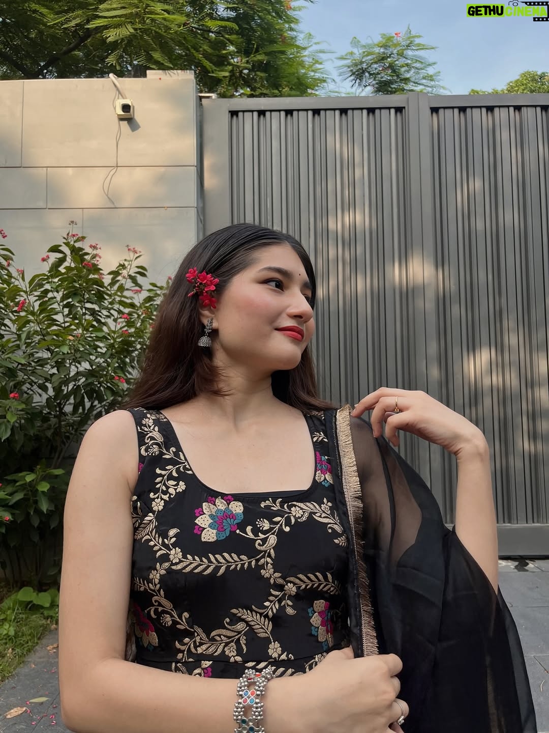 Himani Rawat - 9.3K Likes - Wearing my feelings 🖤✨