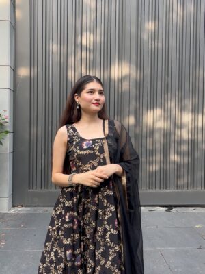 Himani Rawat Instagram - Wearing my feelings 🖤✨