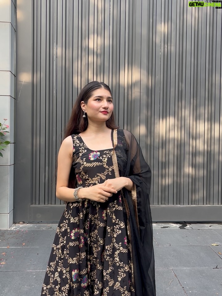 Himani Rawat - 9.3K Likes - Wearing my feelings 🖤✨