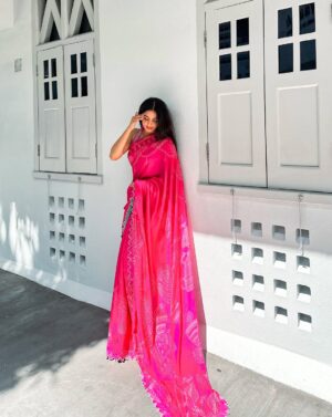 Himani Sahani Instagram - 𝒮𝒶𝓇𝑒𝑒, 𝒸𝒾𝓉𝓎𝓈𝒸𝒶𝓅𝑒 & 𝒮𝒾𝓃𝑔𝒶𝓅𝑜𝓇𝑒 ✨
.
.
.