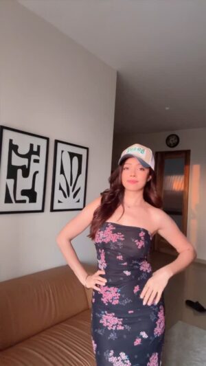 Himani Sahani Instagram - Did it for the gram
.
.
.
.
.
#reels #instamood #sunlight