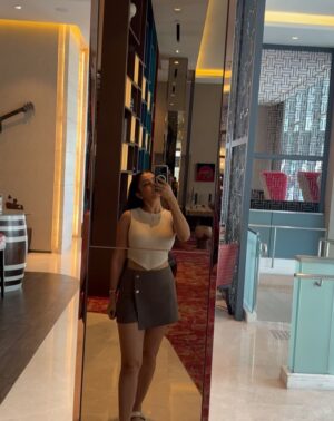 Himani Sahani Instagram - Me after texting ‘Good morning baby 💬’ when what I really meant was -
🎶 “Kaise batayein, kyun tujhko chahein… yaara bataa na paayein…” 🙈