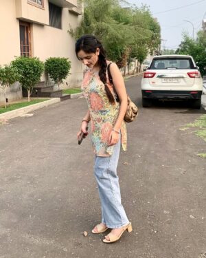Himanshi Arora Instagram - 👀❤️...
.
.
.
.
#himanshiarora1_ #post #simple #elegant #like #viral #insta #instagram #explorepage