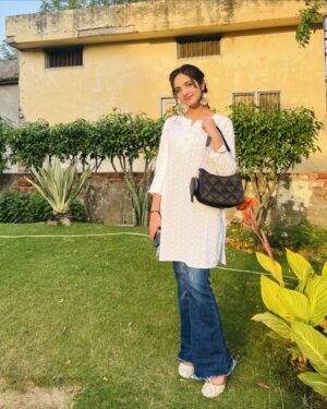 Himanshi Arora Instagram - ☀️ ਦੀ ਲੋਹ ਰੰਗਿਏ🌾🤍...
.
.
.
.
#amrindergill #himanshiarora1_ @amrindergill