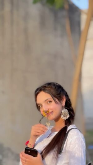 Himanshi Arora Instagram - Akha vich tu dissdi🫣👀💗#himanshiarora1_