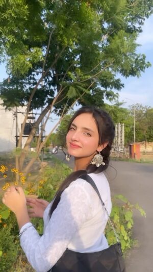 Himanshi Arora Instagram - 🤍#himanshiarora1__ #chamkila #chamkilasongs #munda #pattiya#viral #reels #reelsinstagram #viralreels #hit #explorepage #support #insta #instadaily #instagram