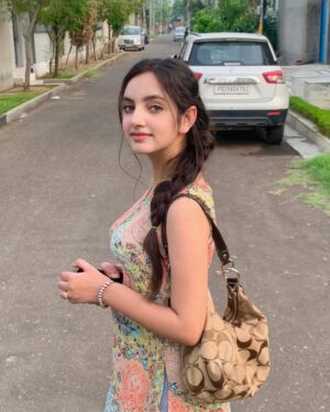 Himanshi Arora Instagram - 👀❤️...
.
.
.
.
#himanshiarora1_ #post #simple #elegant #like #viral #insta #instagram #explorepage