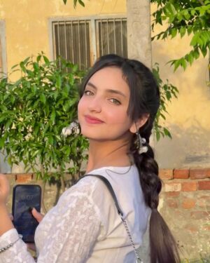 Himanshi Arora Instagram - ☀️ ਦੀ ਲੋਹ ਰੰਗਿਏ🌾🤍...
.
.
.
.
#amrindergill #himanshiarora1_ @amrindergill