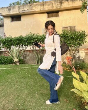Himanshi Arora Instagram - ☀️ ਦੀ ਲੋਹ ਰੰਗਿਏ🌾🤍...
.
.
.
.
#amrindergill #himanshiarora1_ @amrindergill