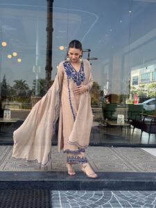 Actress Himanshi Khurana HD Photos and Wallpapers October 2025