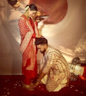 Hina Khan Instagram - Blessed 🙏🏻♥️🧿
When true love finds true hearts, the bond grows beyond boundaries. Our world revolves around each other and in every celebration, every festival, every Joy our love grows deeper and deeper. We just want to live happily in each other’s embrace and enjoy every opportunity we can find in life to celebrate what we call, Companionship.
Happy Karwa Chauth Aap Sabhi Ko!
I love you @rockyj1 ♥️🧿
This gorgeous Chunni is been gifted by my sister in law @neelamsingh.ritz ♥️
Jewellery - @mayasanghavijewels via @amigos.rizwan
Footwear @stoffastyle
Hair- @chettiarqueensly
Mehendi artist @veenanagda
📸 - @visualaffairs_va