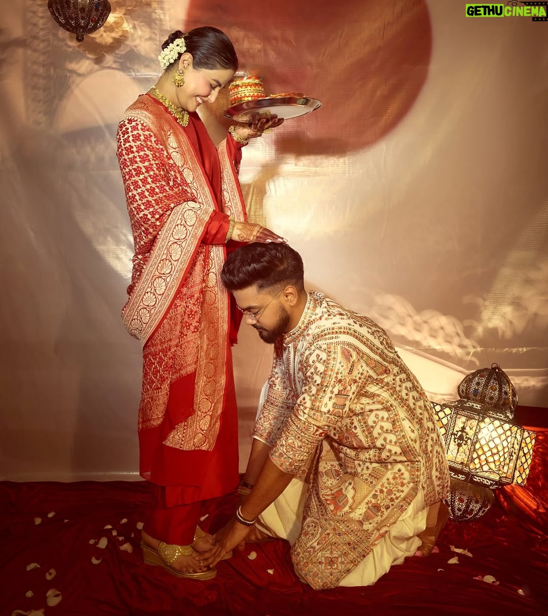 Hina Khan - 3.9 Million Likes - Blessed 🙏🏻♥️🧿
When true love finds true hearts, the bond grows beyond boundaries. Our world revolves around each other and in every celebration, every festival, every Joy our love grows deeper and deeper. We just want to live happily in each other’s embrace and enjoy every opportunity we can find in life to celebrate what we call, Companionship.
Happy Karwa Chauth Aap Sabhi Ko!

I love you @rockyj1 ♥️🧿

This gorgeous Chunni is been gifted by my sister in law @neelamsingh.ritz ♥️
Jewellery - @mayasanghavijewels via @amigos.rizwan
Footwear @stoffastyle 
Hair- @chettiarqueensly 
Mehendi artist @veenanagda 

📸 - @visualaffairs_va