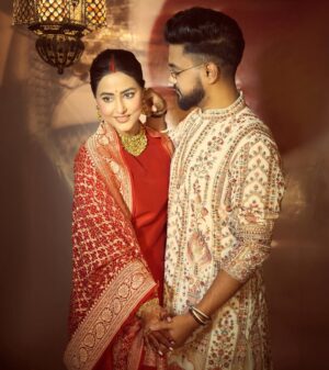 Hina Khan Instagram - Blessed 🙏🏻♥️🧿
When true love finds true hearts, the bond grows beyond boundaries. Our world revolves around each other and in every celebration, every festival, every Joy our love grows deeper and deeper. We just want to live happily in each other’s embrace and enjoy every opportunity we can find in life to celebrate what we call, Companionship.
Happy Karwa Chauth Aap Sabhi Ko!
I love you @rockyj1 ♥️🧿
This gorgeous Chunni is been gifted by my sister in law @neelamsingh.ritz ♥️
Jewellery - @mayasanghavijewels via @amigos.rizwan
Footwear @stoffastyle
Hair- @chettiarqueensly
Mehendi artist @veenanagda
📸 - @visualaffairs_va