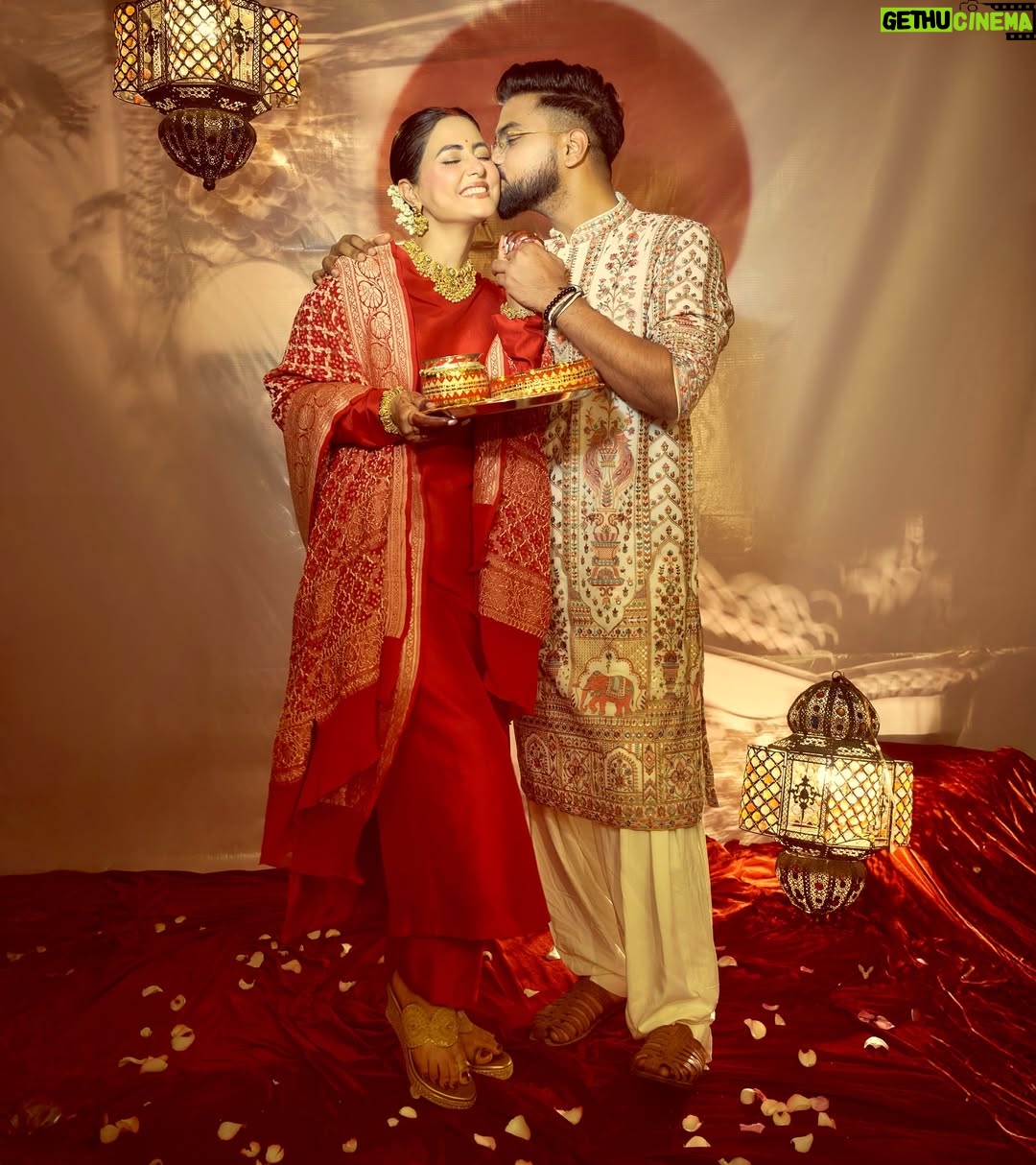 Hina Khan - 3.9 Million Likes - Blessed 🙏🏻♥️🧿
When true love finds true hearts, the bond grows beyond boundaries. Our world revolves around each other and in every celebration, every festival, every Joy our love grows deeper and deeper. We just want to live happily in each other’s embrace and enjoy every opportunity we can find in life to celebrate what we call, Companionship.
Happy Karwa Chauth Aap Sabhi Ko!

I love you @rockyj1 ♥️🧿

This gorgeous Chunni is been gifted by my sister in law @neelamsingh.ritz ♥️
Jewellery - @mayasanghavijewels via @amigos.rizwan
Footwear @stoffastyle 
Hair- @chettiarqueensly 
Mehendi artist @veenanagda 

📸 - @visualaffairs_va
