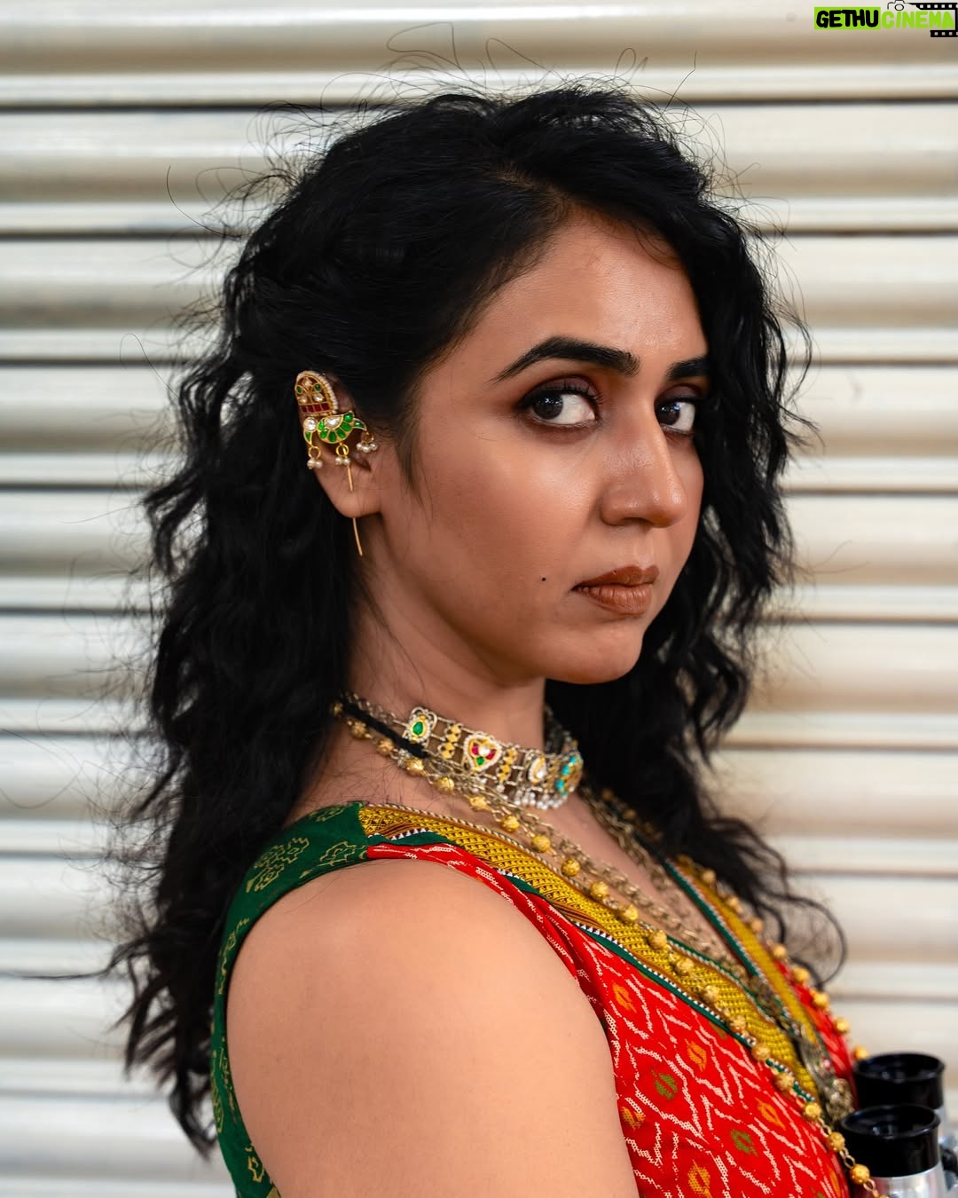 Hitha Chandrashekar - 8.5K Likes - ಸಂಚಾರಿ 
Embracing inner Sanchari a wanderer at heart, drifting through moments and places with no map but endless curiosity. Every turn unfolds a story, every pause holds a surprise, and somewhere along the way, I stumble upon little sparks of fun that make the journey more magical than the destination.

Shot and edited @yeshtheticsx 
 Designed & styled @khushi_jagadisha 
Accessories @kashi_jewellery_ 
Make up & hair  @glambytanx