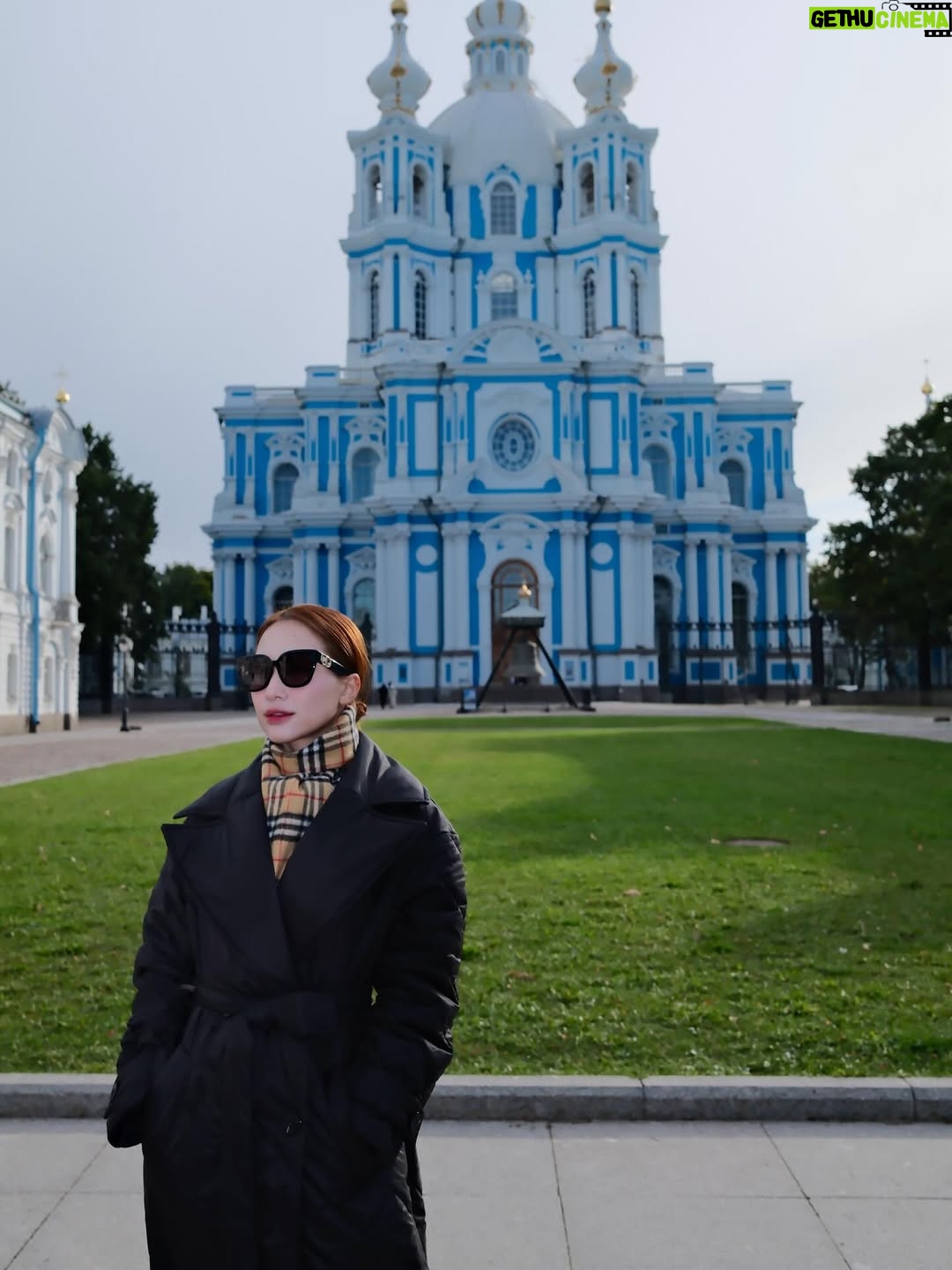 Hòa Minzy - 24.7K Likes - Ngày cuối tại đất nước Nga xinh đẹp 🍁🍂

Hi vọng lần sau tới nơi đây sẽ là những giây phút được biểu diễn cho bà con người Việt mình xem ạ ♥️🇻🇳