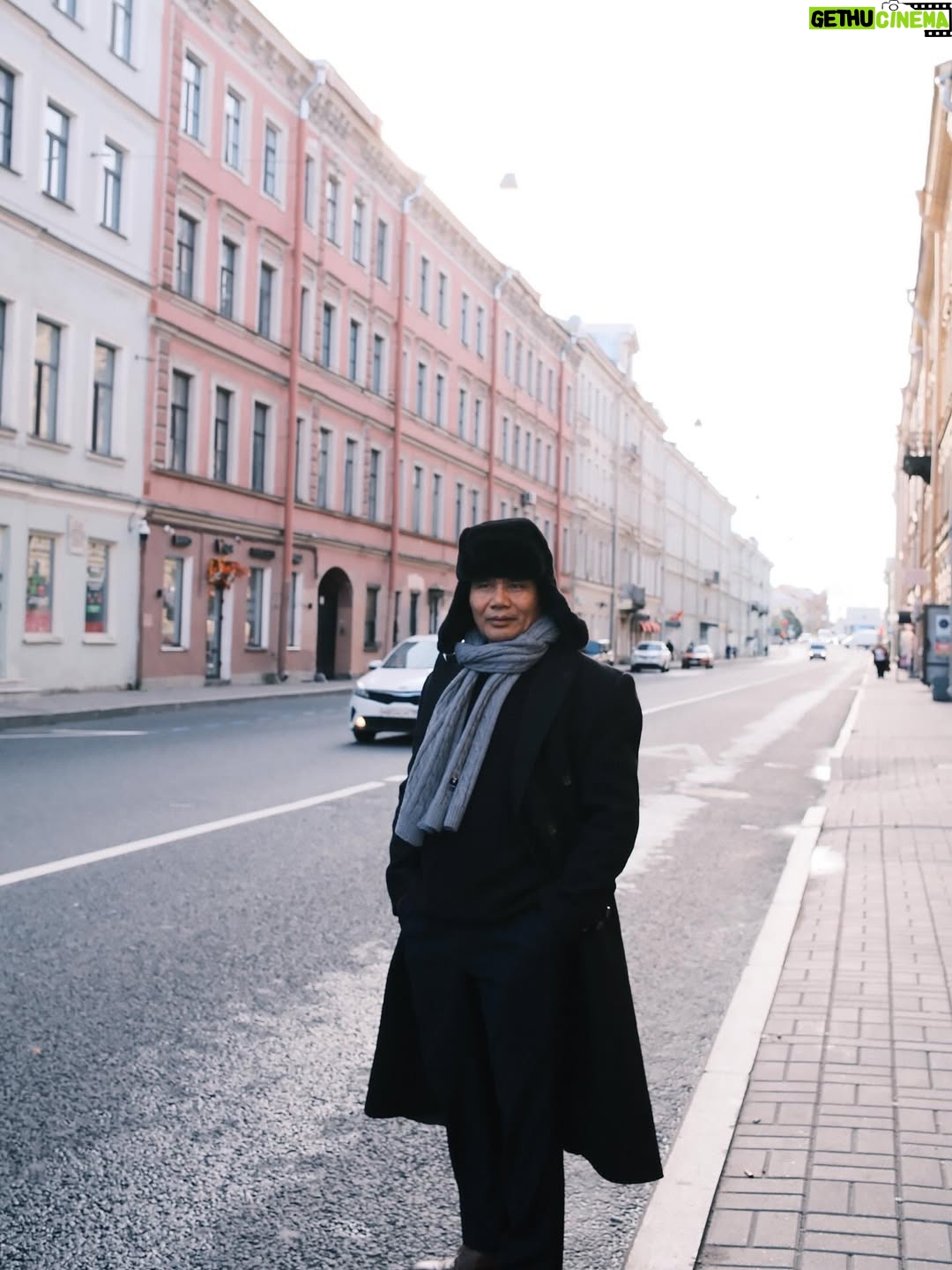 Hòa Minzy - 60.7K Likes - Bố mẹ của con … ♥️
Điều hạnh phúc nhất ở tuổi 30 của con đó chính là được chăm sóc bố mẹ, được báo hiếu bố mẹ khi bố mẹ còn khoẻ mạnh, đủ điều kiện đưa bố mẹ đi khắp thế giới khi mắt bố mẹ còn sáng để nhìn ngắm nhìn mọi thứ và chân bố mẹ còn khoẻ để đi được thong dong khắp nơi. 
Vậy nên bố mẹ ơi, xin ông trời cho bố mẹ luôn có nhiều sức khoẻ để con có cơ hội đưa bố mẹ đi khắp nơi đẹp đẽ và ăn thêm nhiều món ngon trên thế gian này. 
Con yêu bố mẹ, chúc mừng mẹ của con 60 tuổi 🎂