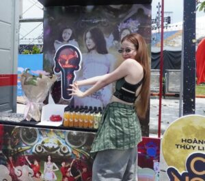 Hoang Thuy Linh Instagram - Thank you mah Supporters!!!
🥦🥕🌶️🌽💐🎂🎉🎁😘🫶🏻❤️

V Concert - rehearsal 🇻🇳