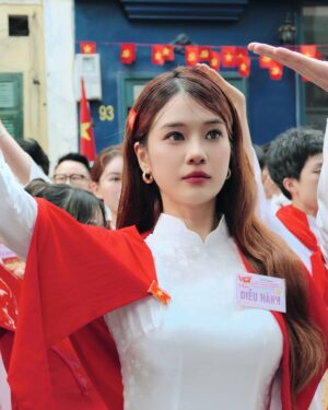 Hoàng Yến Chibi Instagram - Hân hoan vui chung niềm vui của cả dân tộc 🇻🇳🇻🇳🇻🇳