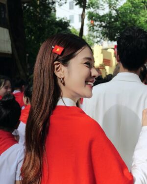 Hoàng Yến Chibi Instagram - Hân hoan vui chung niềm vui của cả dân tộc 🇻🇳🇻🇳🇻🇳