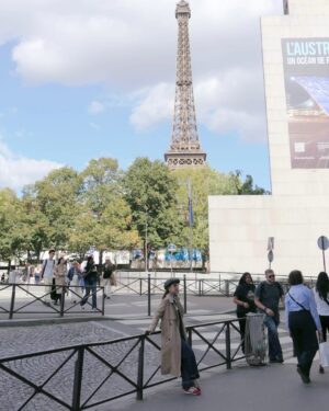 Hoàng Yến Chibi Instagram - Bonjour merci Eiffel Arc de Triomphe 🧏♀️
#EVAAir #StarAlliance