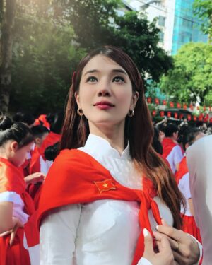 Hoàng Yến Chibi Instagram - Hân hoan vui chung niềm vui của cả dân tộc 🇻🇳🇻🇳🇻🇳