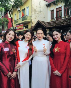 Hoàng Yến Chibi Instagram - Hân hoan vui chung niềm vui của cả dân tộc 🇻🇳🇻🇳🇻🇳