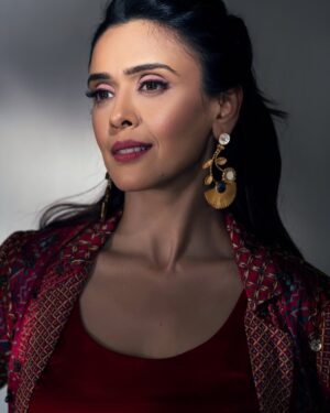 Hrishitaa Bhatt Instagram - Turn up the volume, strike a pose, and let’s make some nostalgic magic! 

What’s your go-to song for that unstoppable vibe? 

Drop it below! 

Styledby- @stylebyriyajain
Assistant Stylist- moreprachi__
Outfit- @twamev.official × @maverick.communication01
Jewellery- @style_deintrepide
MUA- @manish_kerekar
Hair by- @hairstylist_reshma
📸- @anirudh_ramteke @abhi_nair1997
Managed by- @moushumibanerji 

#HrishitaaBhatt #GhafoorVibes #BollywoodNostalgia #RedHotLook #EthnicWearInspo #IndianFashion #TimelessBeauty #VillainEra #NetflixAndChill #ActressLife #EmpoweredWomen #Fashionista #ReelsItFeelIt #rangoli 

Styledby- @stylebyriyajain
Assistant Stylist- moreprachi__
Outfit- @twamev.official × @maverick.communication01
Jewellery- @style_deintrepide
MUA- @manish_kerekar
Hair by- @hairstylist_reshma
📸- @anirudh_ramteke @abhi_nair1997
Managed by- @moushumibanerji 

Hrishitaa Bhatt, Ghafoor Vibes, Bollywood Nostalgia, Red Hot Look, Ethnic Wear Inspiration, Indian Fashion, Timeless Beauty, Villain Era, Netflix And Chill, Actress Life, Empowered Women, Fashionista, Reels It Feel It, Bollywood Comeback, Indian Cinema, Style Icon, Trending Now, Viral Reels, Fashion Goals, Desi Glam, Ghafoor Song, Tamannaah Bhatia, The Bads Of Bollywood, Aryan Khan Series, Bollywood Villains, Item Number, Shilpa Rao, Shashwat Sachdev, EDM Beats, Viral Anthem, Dance Mood, Netflix Buzz, Shakti Kapoor, Gulshan Grover, Ranjeet Cameo, Jungle Call, Party Anthem, Bollywood Nostalgia, Red Hot Performance, Ghafoor Lyrics