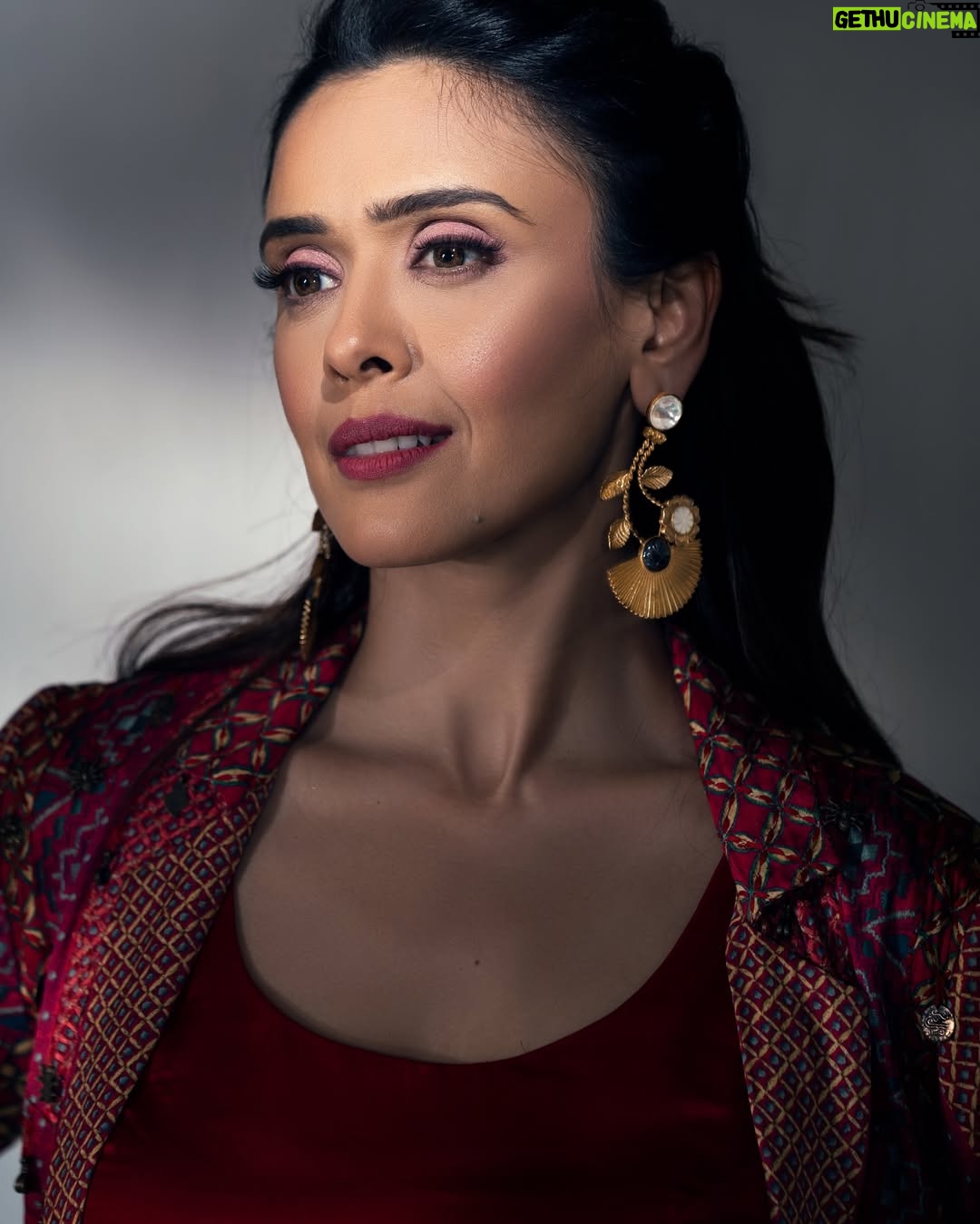 Hrishitaa Bhatt - 2.8K Likes - Turn up the volume, strike a pose, and let’s make some nostalgic magic! 

What’s your go-to song for that unstoppable vibe? 

Drop it below! 

Styledby- @stylebyriyajain
Assistant Stylist- moreprachi__
Outfit- @twamev.official × @maverick.communication01
Jewellery- @style_deintrepide
MUA- @manish_kerekar
Hair by- @hairstylist_reshma
📸- @anirudh_ramteke @abhi_nair1997
Managed by- @moushumibanerji 

#HrishitaaBhatt #GhafoorVibes #BollywoodNostalgia #RedHotLook #EthnicWearInspo #IndianFashion #TimelessBeauty #VillainEra #NetflixAndChill #ActressLife #EmpoweredWomen #Fashionista #ReelsItFeelIt #rangoli 

Styledby- @stylebyriyajain
Assistant Stylist- moreprachi__
Outfit- @twamev.official × @maverick.communication01
Jewellery- @style_deintrepide
MUA- @manish_kerekar
Hair by- @hairstylist_reshma
📸- @anirudh_ramteke @abhi_nair1997
Managed by- @moushumibanerji 

Hrishitaa Bhatt, Ghafoor Vibes, Bollywood Nostalgia, Red Hot Look, Ethnic Wear Inspiration, Indian Fashion, Timeless Beauty, Villain Era, Netflix And Chill, Actress Life, Empowered Women, Fashionista, Reels It Feel It, Bollywood Comeback, Indian Cinema, Style Icon, Trending Now, Viral Reels, Fashion Goals, Desi Glam, Ghafoor Song, Tamannaah Bhatia, The Bads Of Bollywood, Aryan Khan Series, Bollywood Villains, Item Number, Shilpa Rao, Shashwat Sachdev, EDM Beats, Viral Anthem, Dance Mood, Netflix Buzz, Shakti Kapoor, Gulshan Grover, Ranjeet Cameo, Jungle Call, Party Anthem, Bollywood Nostalgia, Red Hot Performance, Ghafoor Lyrics