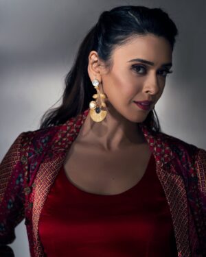 Hrishitaa Bhatt Instagram - Turn up the volume, strike a pose, and let’s make some nostalgic magic! 

What’s your go-to song for that unstoppable vibe? 

Drop it below! 

Styledby- @stylebyriyajain
Assistant Stylist- moreprachi__
Outfit- @twamev.official × @maverick.communication01
Jewellery- @style_deintrepide
MUA- @manish_kerekar
Hair by- @hairstylist_reshma
📸- @anirudh_ramteke @abhi_nair1997
Managed by- @moushumibanerji 

#HrishitaaBhatt #GhafoorVibes #BollywoodNostalgia #RedHotLook #EthnicWearInspo #IndianFashion #TimelessBeauty #VillainEra #NetflixAndChill #ActressLife #EmpoweredWomen #Fashionista #ReelsItFeelIt #rangoli 

Styledby- @stylebyriyajain
Assistant Stylist- moreprachi__
Outfit- @twamev.official × @maverick.communication01
Jewellery- @style_deintrepide
MUA- @manish_kerekar
Hair by- @hairstylist_reshma
📸- @anirudh_ramteke @abhi_nair1997
Managed by- @moushumibanerji 

Hrishitaa Bhatt, Ghafoor Vibes, Bollywood Nostalgia, Red Hot Look, Ethnic Wear Inspiration, Indian Fashion, Timeless Beauty, Villain Era, Netflix And Chill, Actress Life, Empowered Women, Fashionista, Reels It Feel It, Bollywood Comeback, Indian Cinema, Style Icon, Trending Now, Viral Reels, Fashion Goals, Desi Glam, Ghafoor Song, Tamannaah Bhatia, The Bads Of Bollywood, Aryan Khan Series, Bollywood Villains, Item Number, Shilpa Rao, Shashwat Sachdev, EDM Beats, Viral Anthem, Dance Mood, Netflix Buzz, Shakti Kapoor, Gulshan Grover, Ranjeet Cameo, Jungle Call, Party Anthem, Bollywood Nostalgia, Red Hot Performance, Ghafoor Lyrics