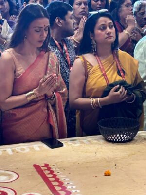 Hrishitaa Bhatt Instagram - As we celebrate the victory of good over evil, may Maa Durga's blessings bring light and joy to your life. 🙏❤️

Wishing you and your loved ones a very Happy Dussehra! 🌺

May this festive season bring you strength, courage, and happiness. 🔥

#HappyDussehra #DussehraCelebration #MaaDurgaBlessings #VictoryOfGoodOverEvil #FestiveSeason #PositiveVibesOnly #SpiritualIndia #FestivalMood #IncredibleIndia #GoodOverEvil
