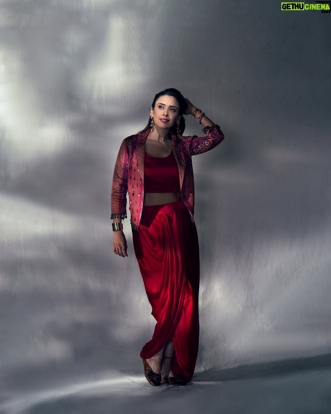 Hrishitaa Bhatt - 2.8K Likes - Turn up the volume, strike a pose, and let’s make some nostalgic magic! 

What’s your go-to song for that unstoppable vibe? 

Drop it below! 

Styledby- @stylebyriyajain
Assistant Stylist- moreprachi__
Outfit- @twamev.official × @maverick.communication01
Jewellery- @style_deintrepide
MUA- @manish_kerekar
Hair by- @hairstylist_reshma
📸- @anirudh_ramteke @abhi_nair1997
Managed by- @moushumibanerji 

#HrishitaaBhatt #GhafoorVibes #BollywoodNostalgia #RedHotLook #EthnicWearInspo #IndianFashion #TimelessBeauty #VillainEra #NetflixAndChill #ActressLife #EmpoweredWomen #Fashionista #ReelsItFeelIt #rangoli 

Styledby- @stylebyriyajain
Assistant Stylist- moreprachi__
Outfit- @twamev.official × @maverick.communication01
Jewellery- @style_deintrepide
MUA- @manish_kerekar
Hair by- @hairstylist_reshma
📸- @anirudh_ramteke @abhi_nair1997
Managed by- @moushumibanerji 

Hrishitaa Bhatt, Ghafoor Vibes, Bollywood Nostalgia, Red Hot Look, Ethnic Wear Inspiration, Indian Fashion, Timeless Beauty, Villain Era, Netflix And Chill, Actress Life, Empowered Women, Fashionista, Reels It Feel It, Bollywood Comeback, Indian Cinema, Style Icon, Trending Now, Viral Reels, Fashion Goals, Desi Glam, Ghafoor Song, Tamannaah Bhatia, The Bads Of Bollywood, Aryan Khan Series, Bollywood Villains, Item Number, Shilpa Rao, Shashwat Sachdev, EDM Beats, Viral Anthem, Dance Mood, Netflix Buzz, Shakti Kapoor, Gulshan Grover, Ranjeet Cameo, Jungle Call, Party Anthem, Bollywood Nostalgia, Red Hot Performance, Ghafoor Lyrics