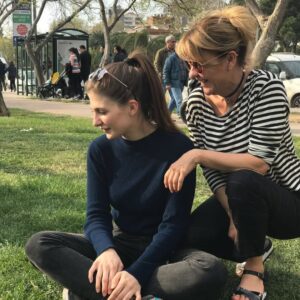 Hülya Gülşen Irmak Instagram - #dünyakızçocuklarıgünü Benim canım kızım şu aralar en büyük dileğim güvenle yürüyebileceğin sokaklar, korkusuz rüyalar, güzel haberlere uyanacağın sabahlar🙏