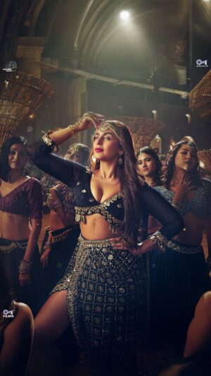 Huma Qureshi Instagram - Kariye Maalik ke jashn mein Mallika @iamhumaq ka swagat, #DilThaamKe rahiye… aag lagne wali hai! 🔥👑

Song out now.
🔗: Link in bio.

#Maalik se milne aa jaana 11 July ko sirf cinema gharon mein!

@rajkummar_rao @manushi_chhillar @justpulkit @kumartaurani @jayshewakramani @rashmeetkaur #RanaMajumdar @vijayganguly @tipsfilmsofficial @nlfilms.india @jyotsananath @anujdhawan13 @ghoshrita @niharikabhasinkhan21 @sachinjigar @amitabhbhattacharyaofficial @penmovies @castingchhabra @funasia_films @marudharentertainmentnetwork

Music on @tips