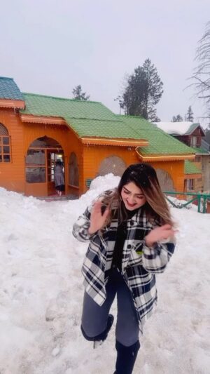 Humaira Chohan Instagram - Spread happiness🧚♀️😇 #positivity #positivevibes #mood #reels #reelinstagram #reelitfeelit #viral #trending #explorepage✨ #exploremore