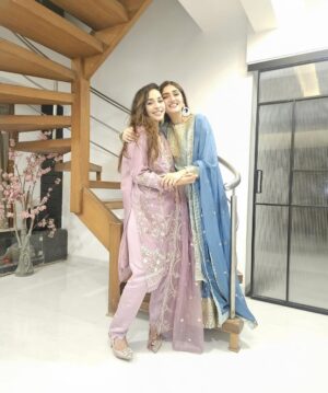 Humaira Chohan Instagram - SWIPE ⬅️ “Eid Mubarak to you and your loved ones! May your hearts be filled with gratitude and your homes with happiness.”💖😇 
.
.
#eidmubarak #eid2024 #soulsisters #instadaily #foryou #likesforlike #foryoupage #mumbai #dubai🇦🇪 #uaelife #bff #familytime