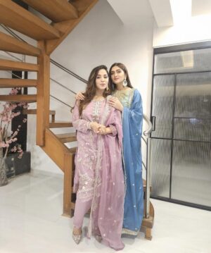 Humaira Chohan Instagram - SWIPE ⬅️ “Eid Mubarak to you and your loved ones! May your hearts be filled with gratitude and your homes with happiness.”💖😇
.
.
#eidmubarak #eid2024 #soulsisters #instadaily #foryou #likesforlike #foryoupage #mumbai #dubai🇦🇪 #uaelife #bff #familytime