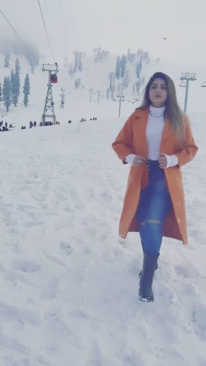 Humaira Chohan Instagram - Phir kaisa banna 😇
.
.
.
#reel #reelitfeelit #reelinstagram #viral #instadaily