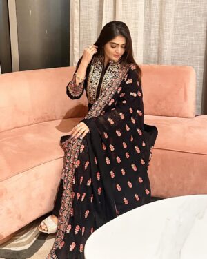 Humaira Chohan Instagram - In My Desi Look Era 🩶🖤
.
.
#eidaladha #2024 #desi #explorepage #exploremore #viralpost #princesshumaira7863 #fyp #instalove