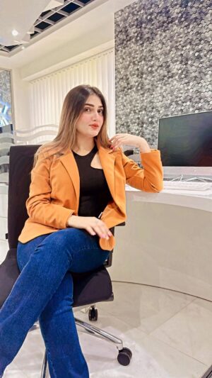 Humaira Chohan Instagram - 🦁Shine more bright PRINCESS👰♀️✨⚡️
.
.
.
.
#reels #reelitfeelit #reelinstagram #bosslady #bossladymindset #trending #viral #womensupportingwomen #dubai #dubailife